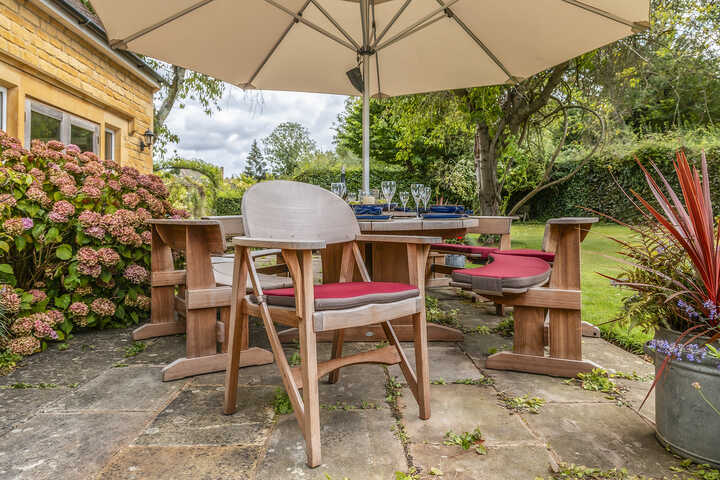 Green Meadow Garden Furniture Oval Table